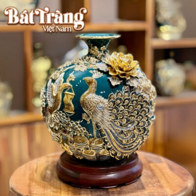Cận cảnh họa tiết chim công đắp nổi vẽ vàng tinh xảo trên nền men vàng