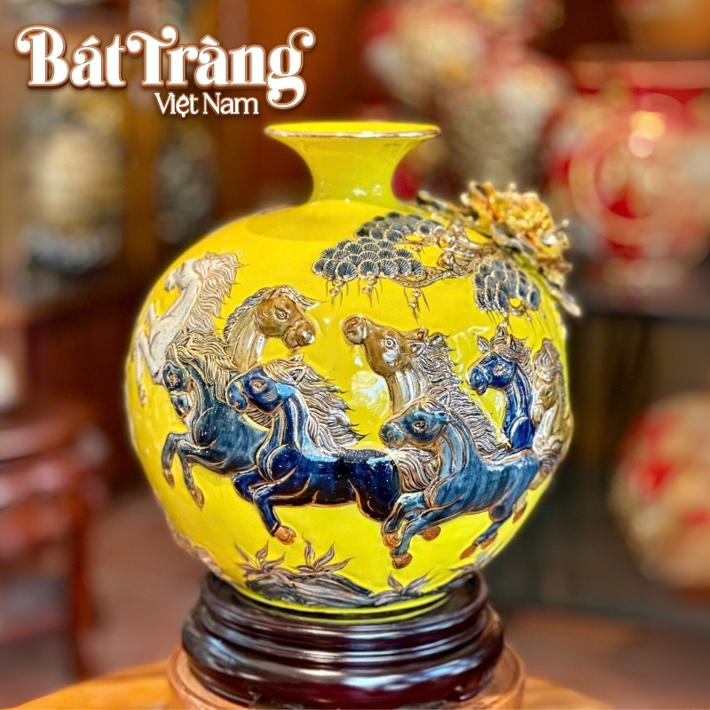 Hình ảnh họa tiết bát mã truy phong nổi bật trên thân bình