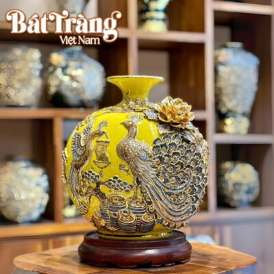 Cận cảnh họa tiết chim công đắp nổi vẽ vàng tinh xảo trên nền men vàng