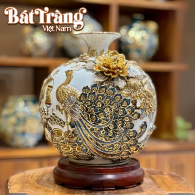 Sản phẩm nổi bật bởi các họa tiết tỉ mỉ trên bình