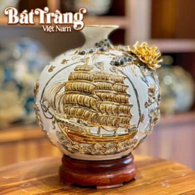 Cận cảnh họa tiết thuận buồm xuôi gió nổi bật trên thân bình