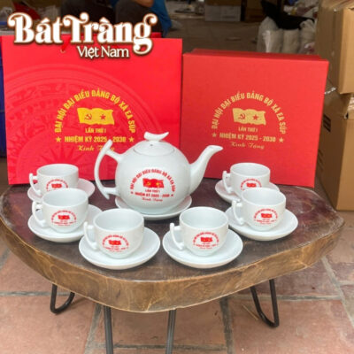 Cận cảnh logo, thông điệp được in decal sắc nét trên bộ trà