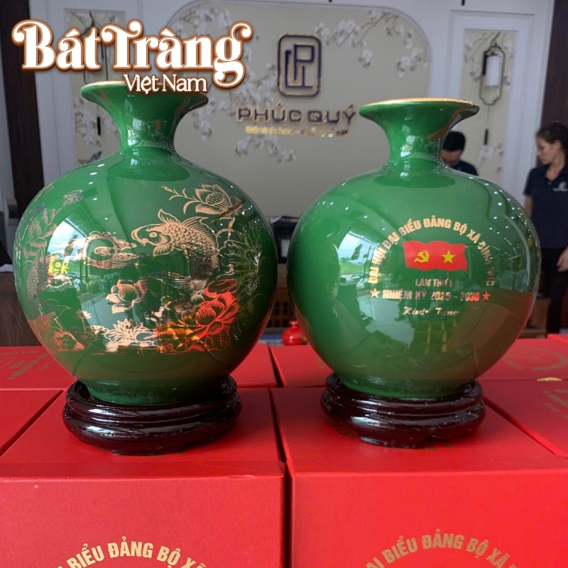 Sản phẩm gây ấn tượng với thiết kế 2 mặt: 1 mặt in logo, 1 mặt vẽ vàng hoa sen cá chép