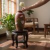 Góc phòng khách Việt Nam yên bình với bình hoa ...