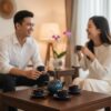 Hai người bạn Việt Nam cười nói vui vẻ bên bộ ấ...