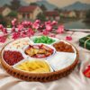Góc nhìn cận cảnh khay mứt sứ trắng 7 ngăn kèm ...