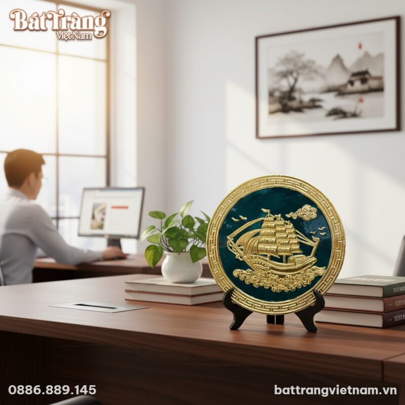 Một chiếc đĩa gốm sứ thuyền buồm cao 26cm đặt t...