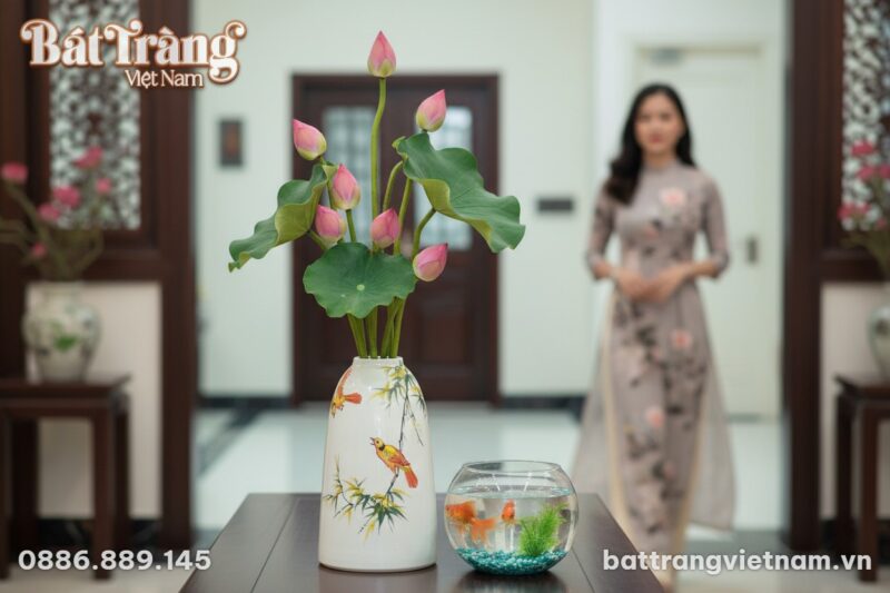 Cận cảnh lọ hoa gốm sứ trắng họa tiết chim và t... Cận cảnh lọ hoa gốm sứ trắng họa tiết chim và t...