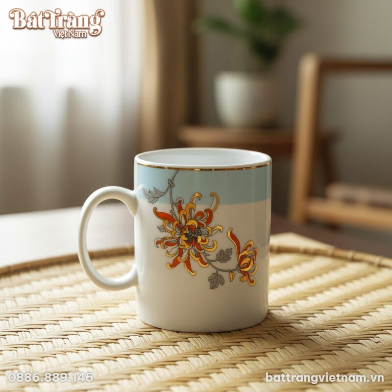 Cận cảnh ly sứ hoa cúc vàng cam với viền vàng l...