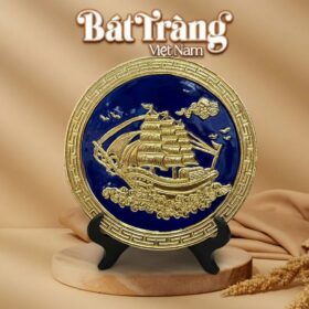 Tranh Đĩa Gốm Sứ Đắp Nổi Thuyền Buồm Thuận Buồm Xuôi Gió Xanh BT-QT70