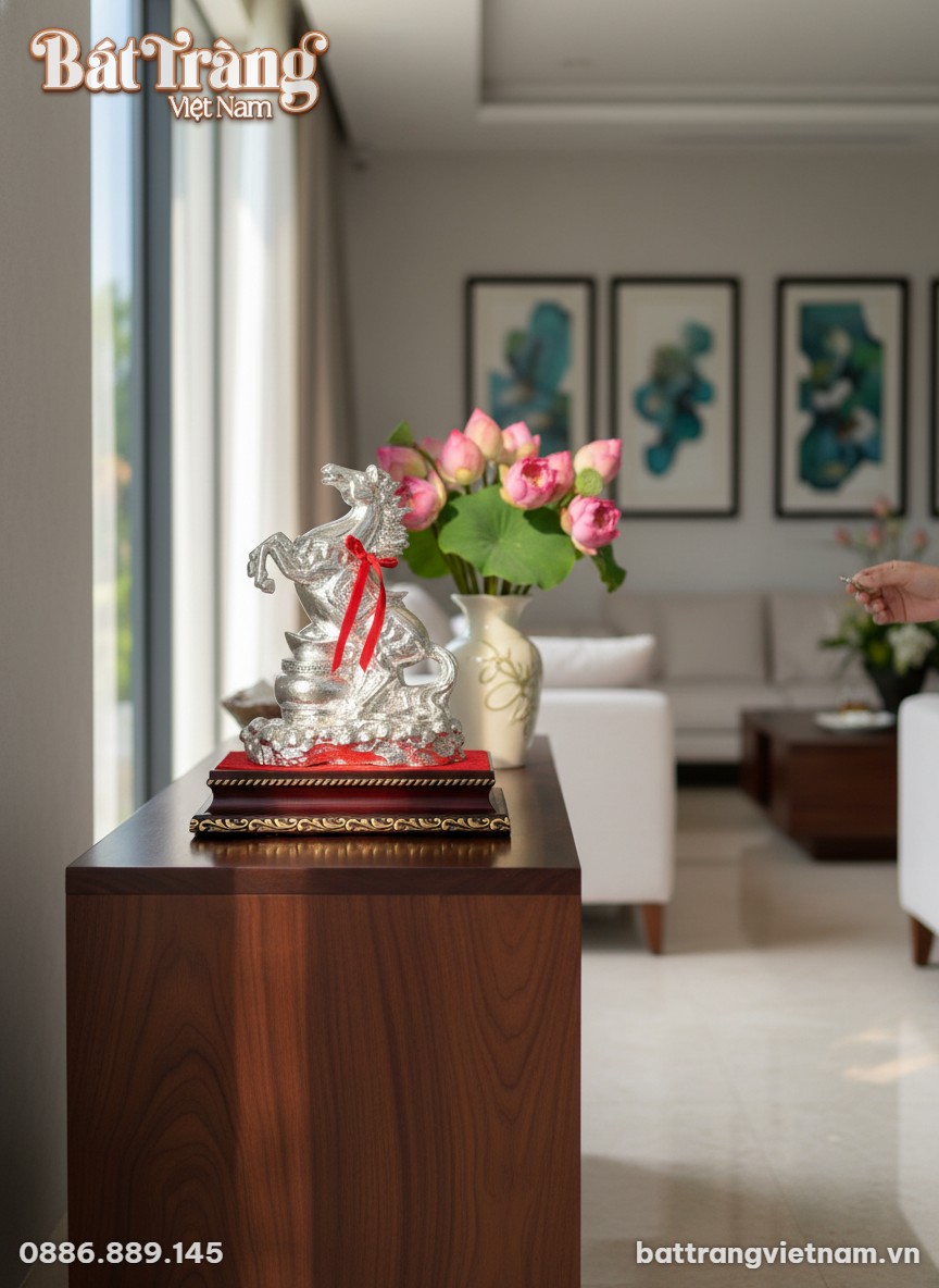 Tượng ngựa bạc Bát Tràng 36cm được đặt trang tr...