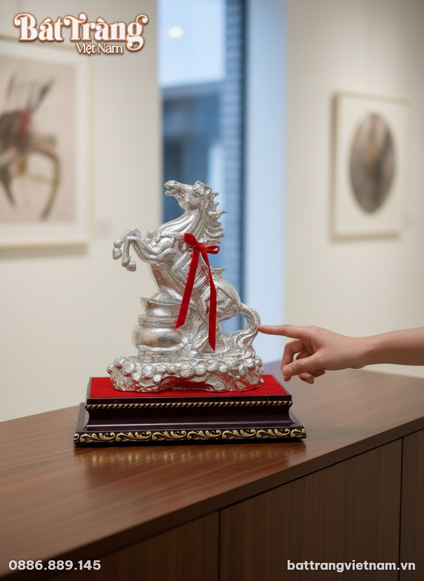 Cận cảnh tượng ngựa bạc Bát Tràng 36cm đặt trên...