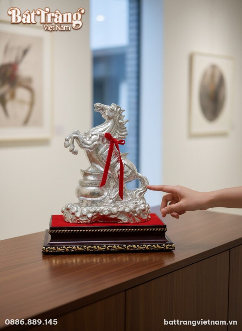 Cận cảnh tượng ngựa bạc Bát Tràng 36cm đặt trên... Cận cảnh tượng ngựa bạc Bát Tràng 36cm đặt trên...