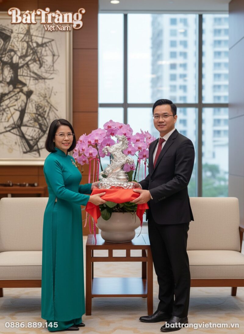 Hai doanh nhân Việt Nam đang trao đổi quà tặng:... Hai doanh nhân Việt Nam đang trao đổi quà tặng:...