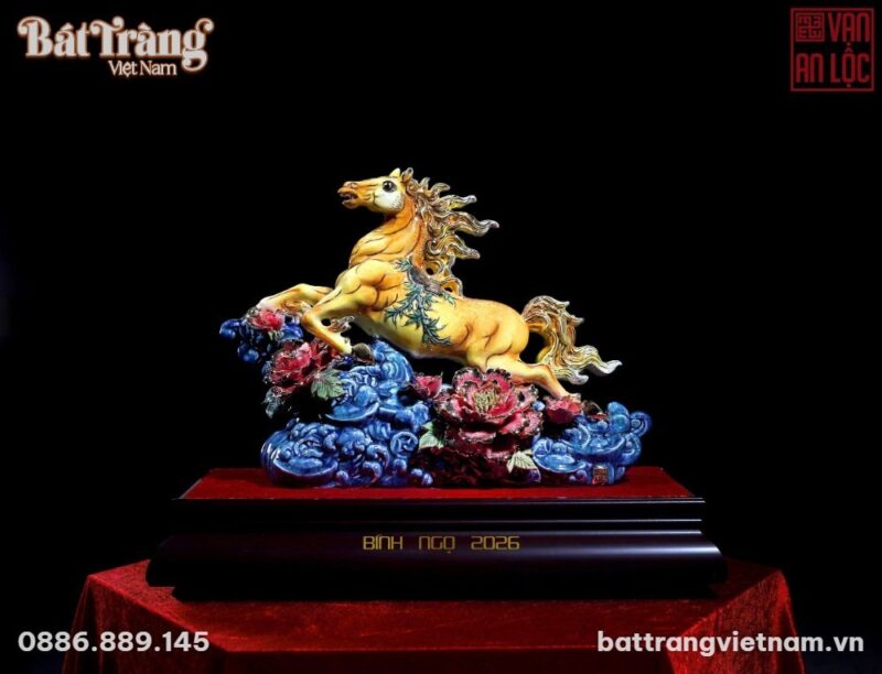 Tượng ngựa phong thủy bằng gốm sứ màu vàng kim rực rỡ, mang dáng phi nước đại uy mãnh, với các họa tiết chữ Thọ và cây tre trên lưng, cuộn sóng vàng, thỏi vàng, và túi lộc dưới chân. Ngựa đang phi trên khối mây xanh dương và những bông hoa mẫu đơn đỏ được đắp nổi tỉ mỉ, dát vàng 24K và phủ men ngọc trai. Toàn bộ tượng đặt trên đế gỗ màu đen có khắc chữ Tượng ngựa phong thủy bằng gốm sứ màu vàng kim rực rỡ, mang dáng phi nước đại uy mãnh, với các họa tiết chữ Thọ và cây tre trên lưng, cuộn sóng vàng, thỏi vàng, và túi lộc dưới chân. Ngựa đang phi trên khối mây xanh dương và những bông hoa mẫu đơn đỏ được đắp nổi tỉ mỉ, dát vàng 24K và phủ men ngọc trai. Toàn bộ tượng đặt trên đế gỗ màu đen có khắc chữ