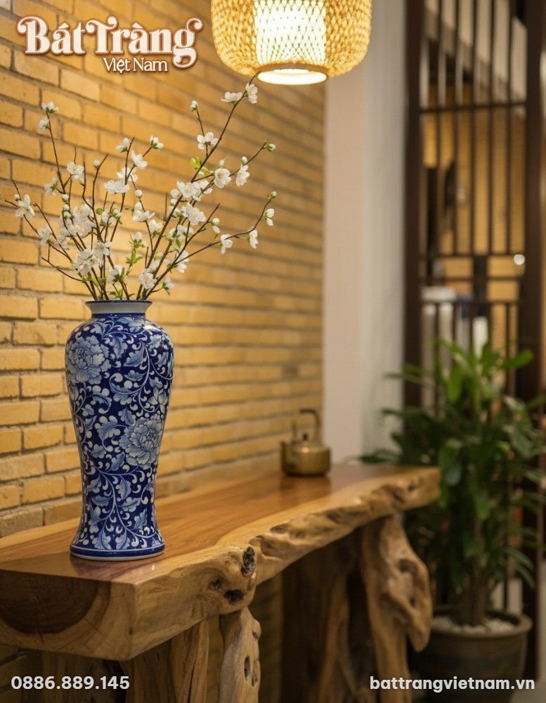 Cận cảnh bình hoa gốm sứ Bát Tràng dáng chân đè...