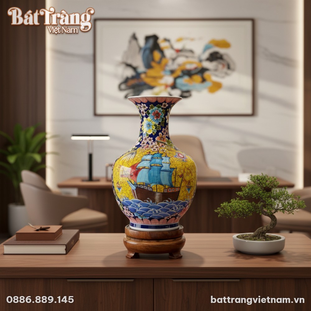 cận cảnh bình gốm Bát Tràng cao 65cm đặt trên t...