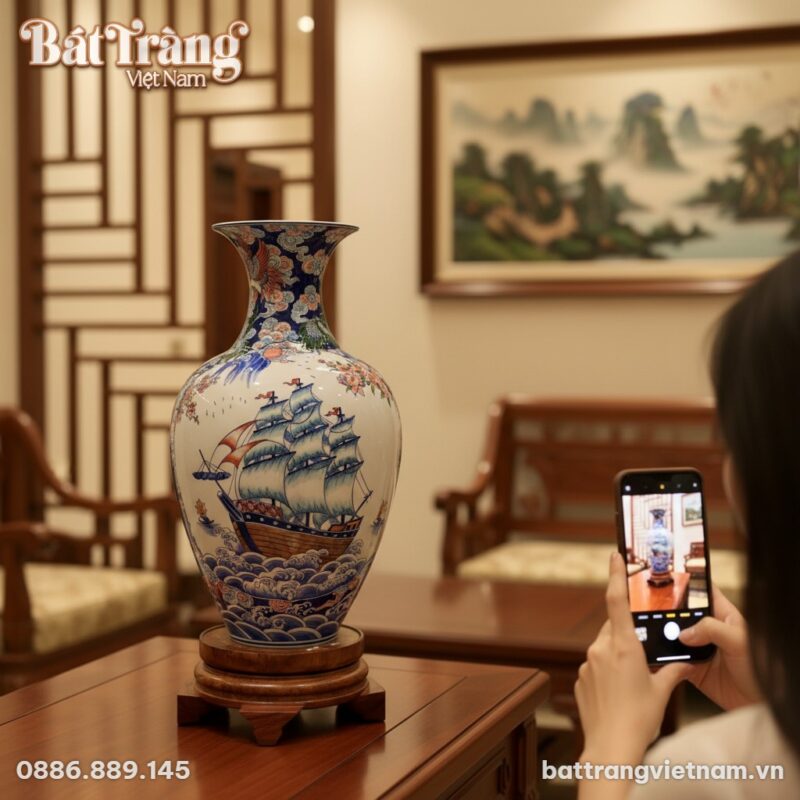 cận cảnh Một bình tỏi gốm sứ Bát Tràng cao 60cm...