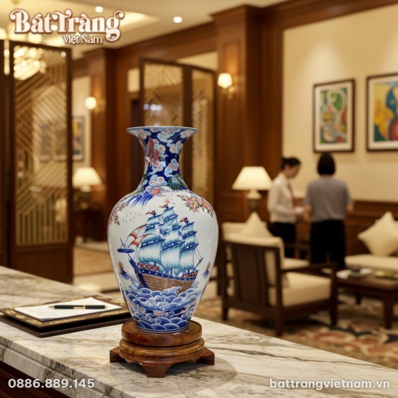 cận cảnh Một bình tỏi gốm sứ Bát Tràng cao 60cm...