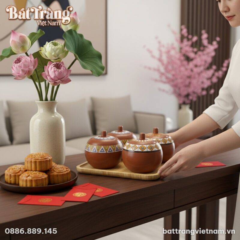 cận cảnh 1 người phụ nữ Việt đang đặt Bộ hũ đựn... cận cảnh 1 người phụ nữ Việt đang đặt Bộ hũ đựn...