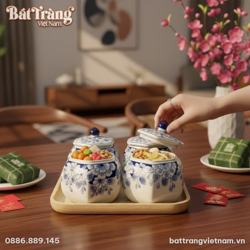 Cận cảnh bộ hũ mứt lục giác men lam với họa tiế...