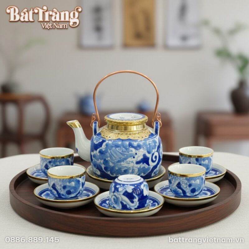 Cận cảnh ấm trà men lam Long Ẩn bọc đồng, đặt t...