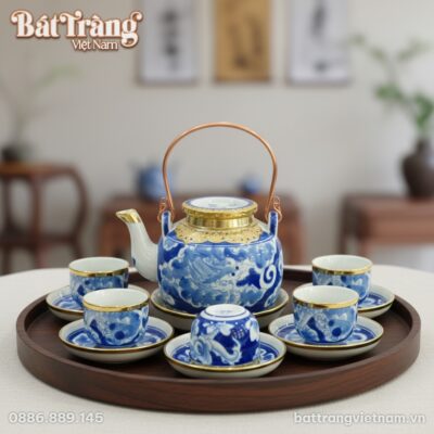 Cận cảnh ấm trà men lam Long Ẩn bọc đồng, đặt t...