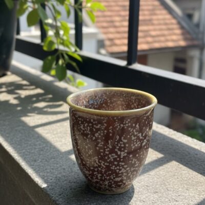 Cốc sứ Bát Tràng men hoả biến trên bậc thềm đá ...