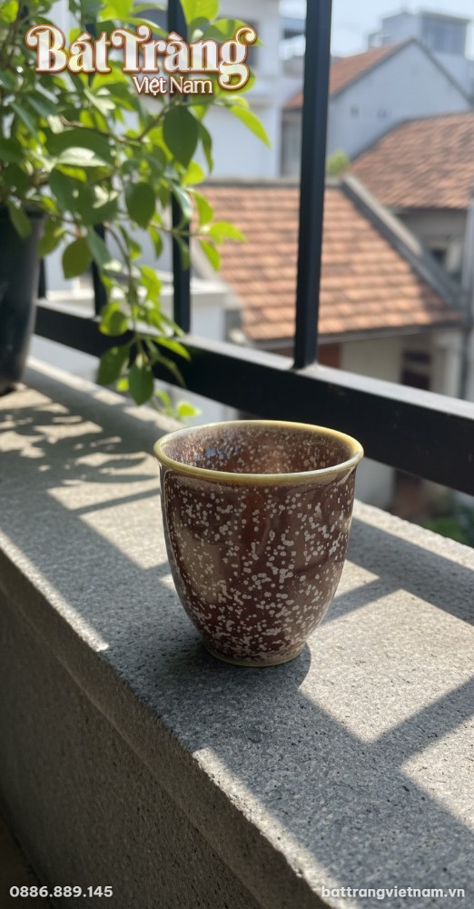 Cận cảnh lớp men nâu chấm bi và viền miệng cốc chuyển màu đầy tinh tế