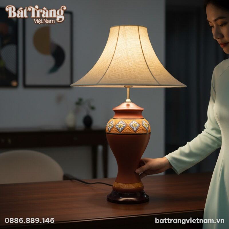 Cận cảnh một người mẫu trong trang phục áo dài ... Cận cảnh một người mẫu trong trang phục áo dài ...