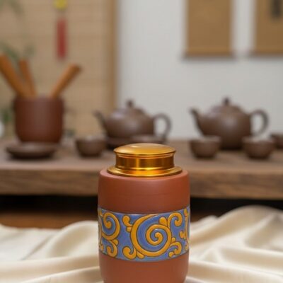 Cận cảnh hũ đựng trà gốm sứ Bát Tràng màu đỏ gạ...