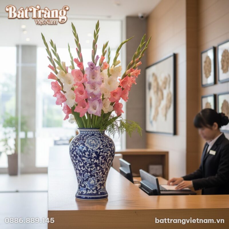 Một lọ hoa men xanh vẽ mẫu đơn cao 31cm đặt tra... Một lọ hoa men xanh vẽ mẫu đơn cao 31cm đặt tra...