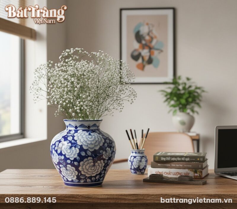 Lọ hoa gốm Bát Tràng men lam vẽ mẫu đơn (cao 22...