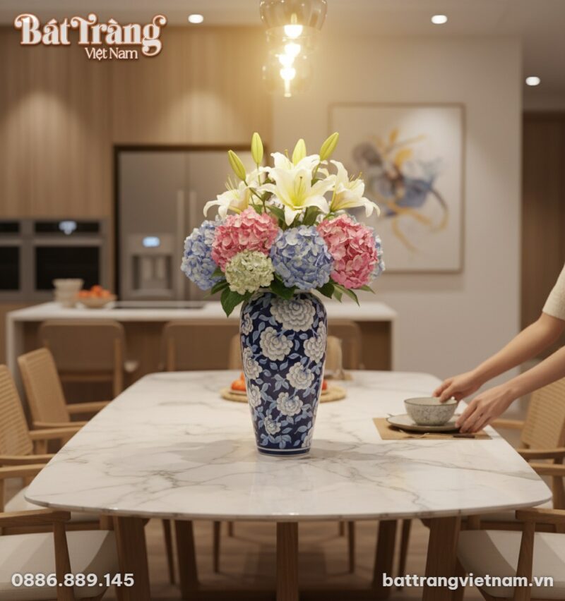 Một lọ hoa gốm Bát Tràng men lam vẽ hoa mẫu đơn... Một lọ hoa gốm Bát Tràng men lam vẽ hoa mẫu đơn...