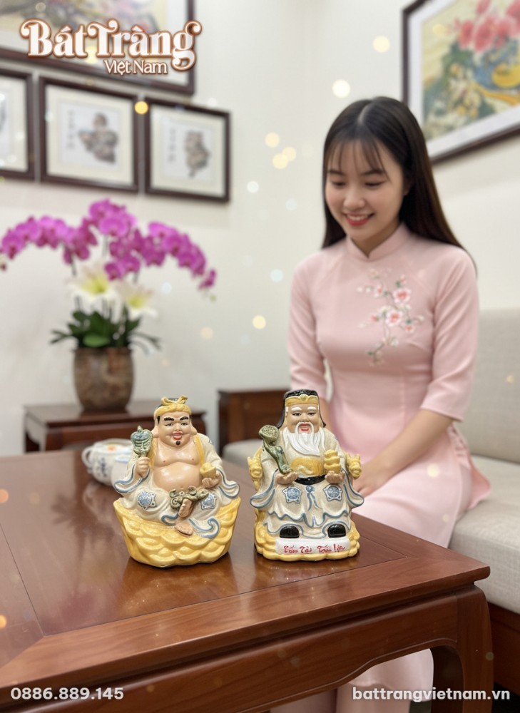 Dòng chữ "Tấn Tài Tấn Lộc" được khắc họa rõ nét trên đế tượng, mang ý nghĩa cầu chúc thịnh vượng