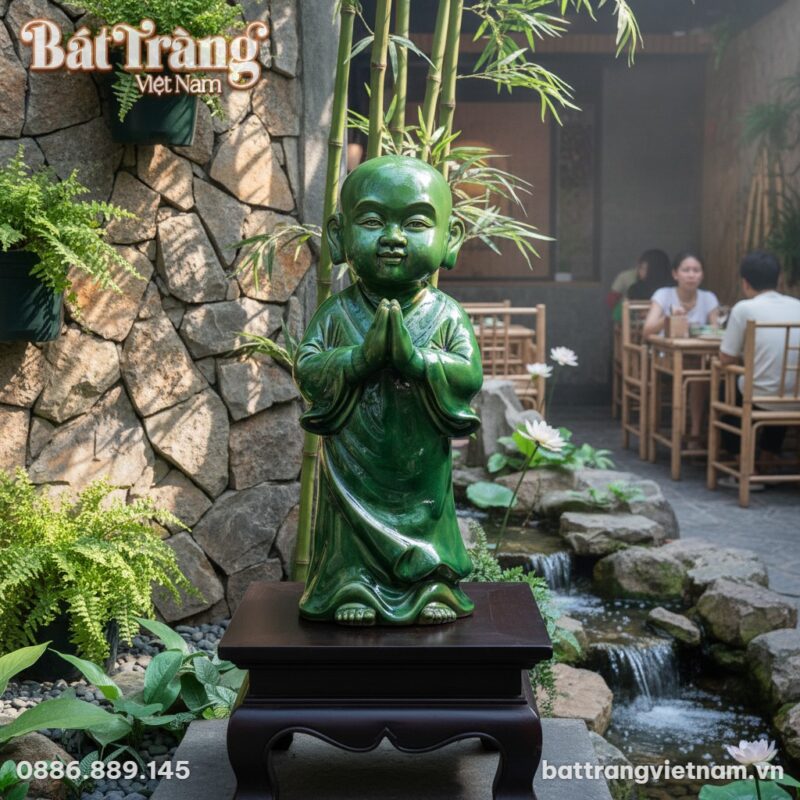 Cận cảnh bức tượng chú tiểu men ngọc lục cao 54... Cận cảnh bức tượng chú tiểu men ngọc lục cao 54...