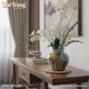 Cận cảnh vò gốm Bát Tràng BT-LH52 đặt trên đôn ...