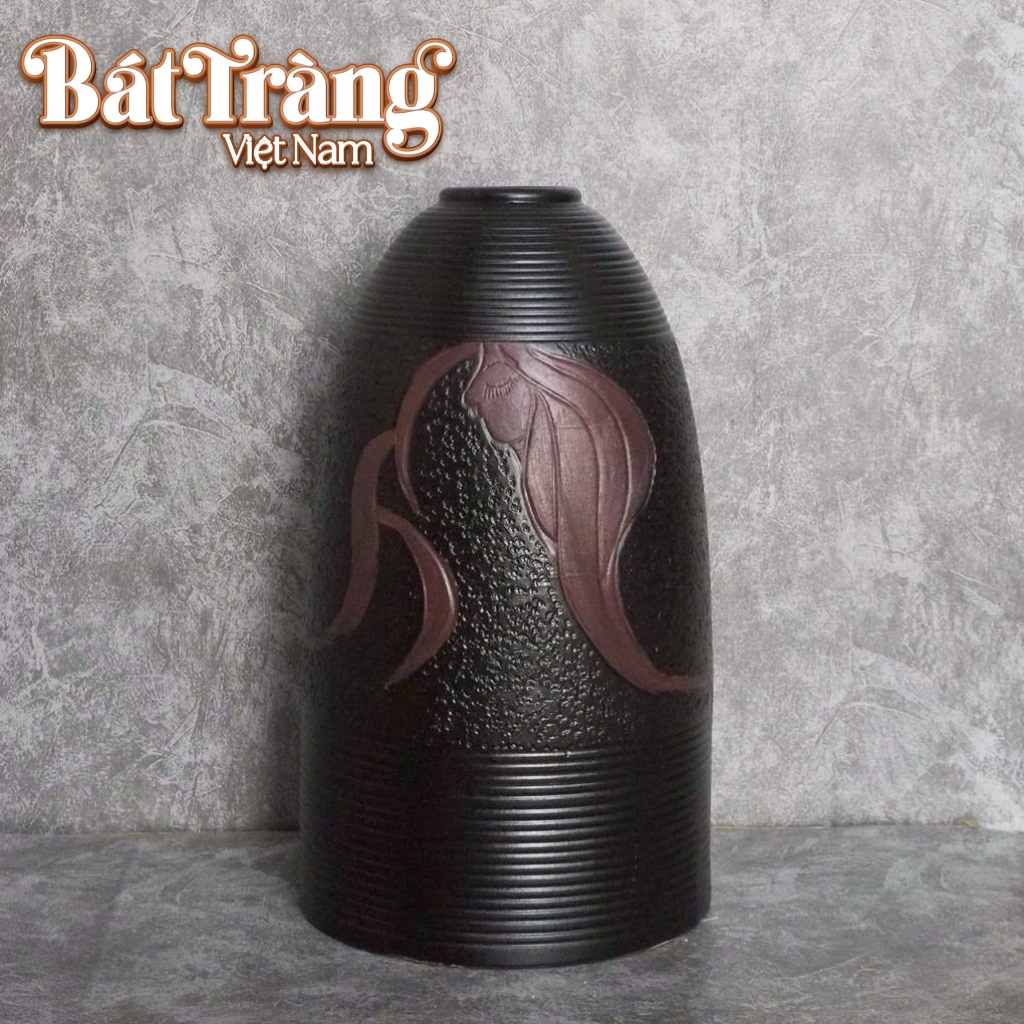 Lọ hoa gốm B&aacute;t Tr&agrave;ng men mộc khắc ch&igrave;m thiếu nữ t&oacute;c m&acirc;y d&aacute;ng chu&ocirc;ng BT-LH91