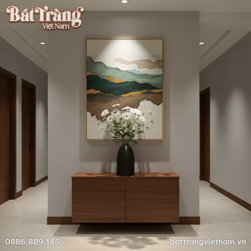 Lọ hoa đặt trang trọng trên tủ giày gỗ thấp ở s...