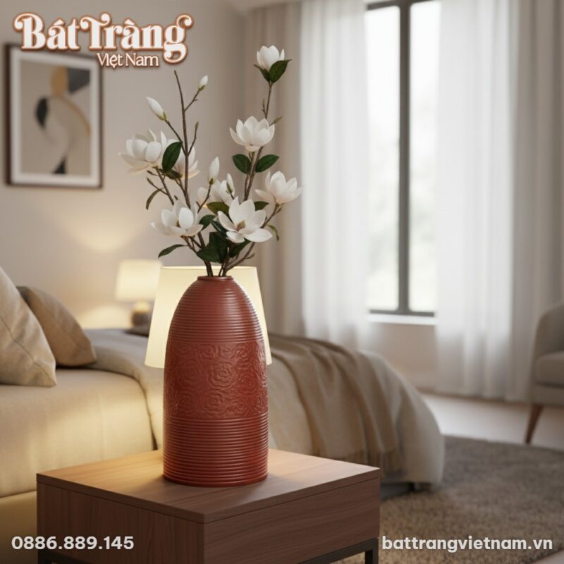 Lọ hoa đặt trên tủ đầu giường thấp trong phòng ... Lọ hoa đặt trên tủ đầu giường thấp trong phòng ...