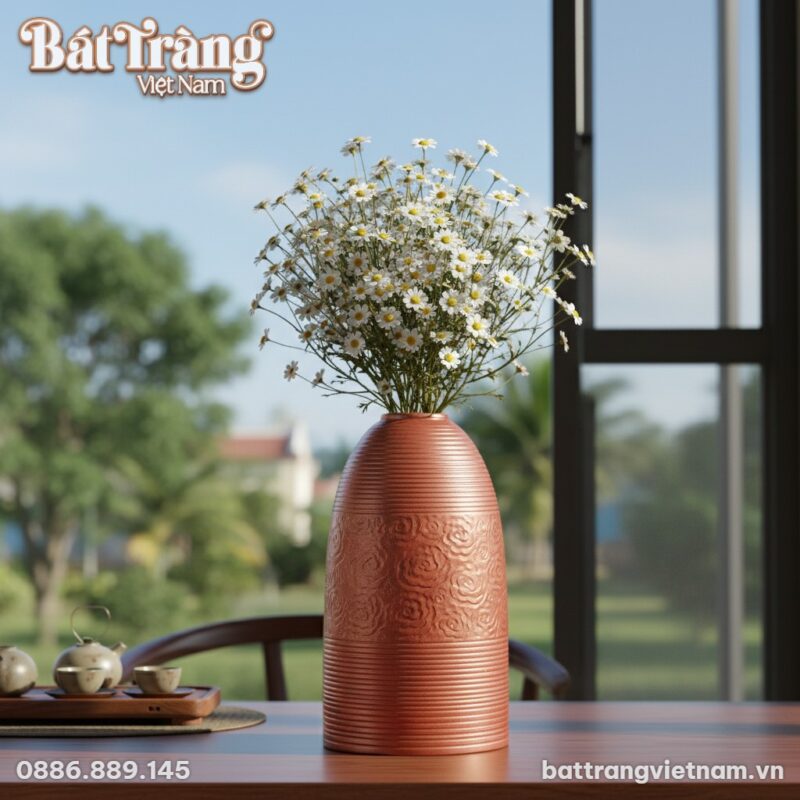 Lọ hoa gốm đặt bên cạnh cửa sổ, bên ngoài là bầ... Lọ hoa gốm đặt bên cạnh cửa sổ, bên ngoài là bầ...