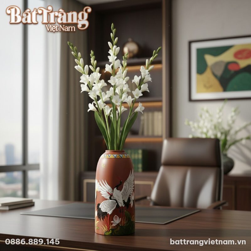 Bình hoa gốm đất đỏ dáng chuông 35cm đặt trên b...