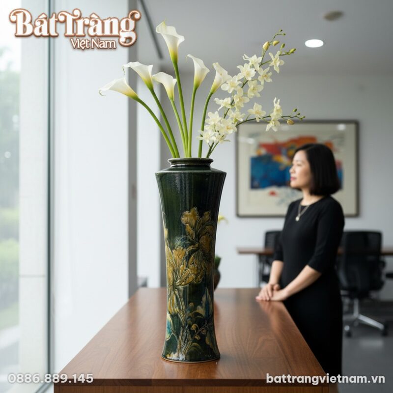 Một người phụ nữ Việt Nam thanh lịch đang chiêm...