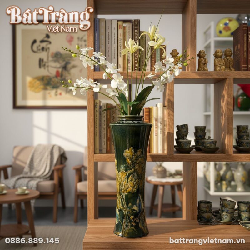 Cận cảnh bình hoa gốm sứ Bát Tràng men xanh rêu...