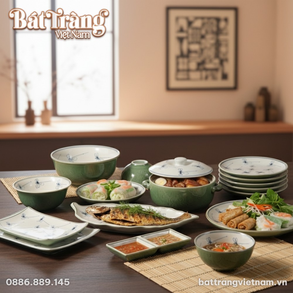 Hình ảnh thố có nắp và cácbát tô, đĩa gia vị, cho thấy sự đầy đủ và tiện nghi của bộ bát đĩa trong việc phục vụ bữa ăn