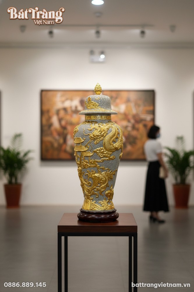 Cận cảnh ch&oacute;e phong thuỷ men rạn cao 80cm, đặt ...