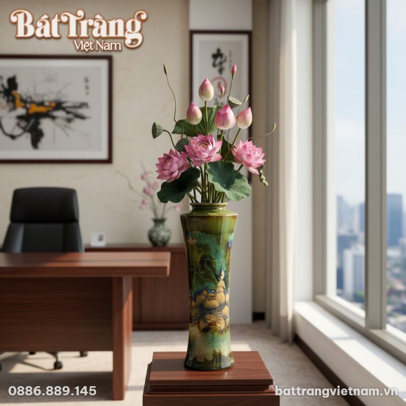 Lọ hoa đặt trên tủ trưng bày phòng giám đốc san...