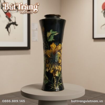 Cận cảnh lọ hoa Bát Tràng men đen dáng trúc cao...