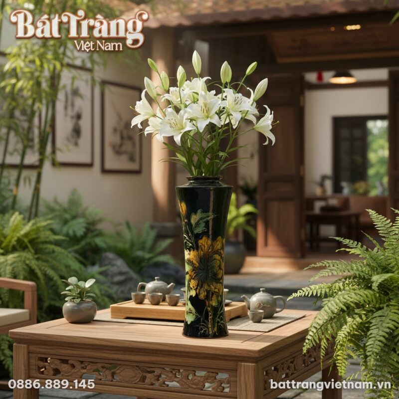 Lọ hoa Bát Tràng men đen dáng trúc đặt trên bàn... Lọ hoa Bát Tràng men đen dáng trúc đặt trên bàn...