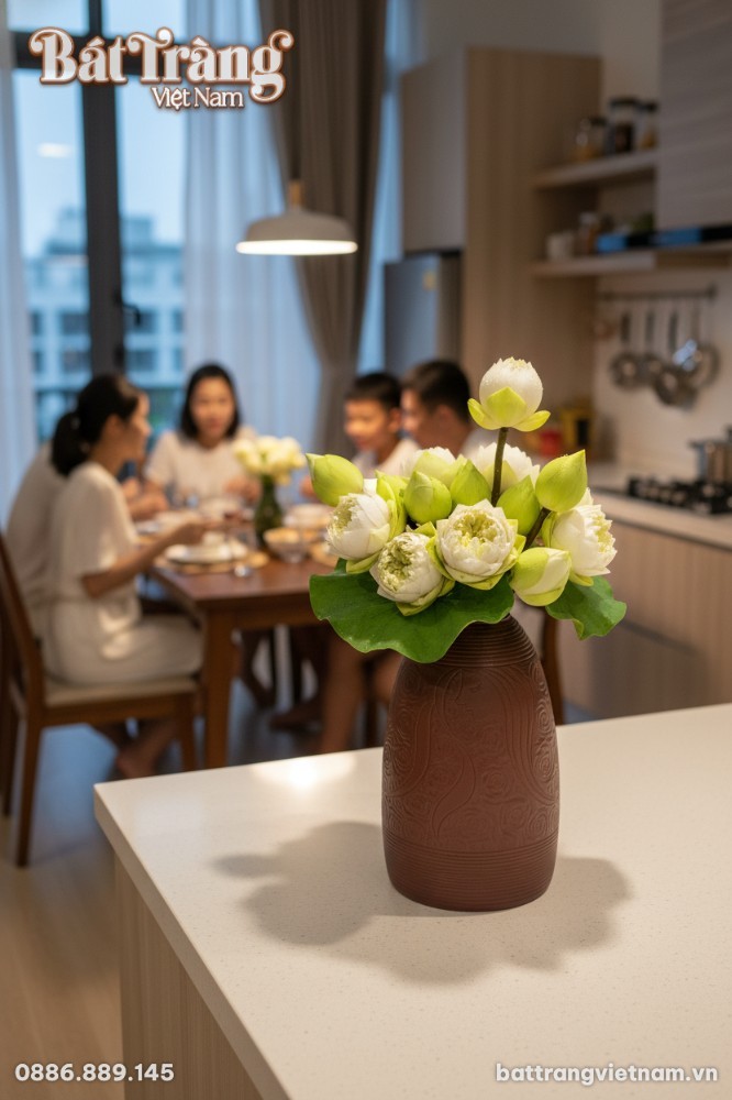 Lọ hoa gốm B&aacute;t Tr&agrave;ng 48cm đặt tr&ecirc;n b&agrave;n gỗ thấp ...